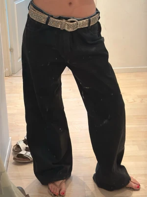 Svarta baggy jeans  - Säljer ett par svarta baggy jeans med låg midja och vida ben. Jeansen har en cool avslappnad streetwear-vibe. Perfekta för dig som gillar oversized och trendigt mode. Prislappen är kvar