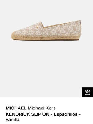 Beige espadrillos från Michael Kors - Snygga espadrillos i beige med Michael Kors-logga över hela skon. Slip-on modell med flätad sula i naturmaterial och diskret gulddetalj vid sidan. Perfekta för en avslappnad och trendig look. Använd fåtal gånger. I nyskick, storlek 37