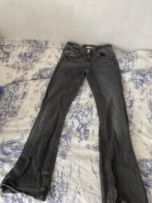 Gråa jeans från Gina  - Säljer ett par gråa bootcut jeans. Råkade tvätta i fel grader så de blev för små, skulle säga att jeansen är i storlek 152. Använd 2-3 gånger 
