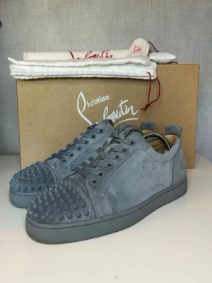 Gråa sneakers från Christian Louboutin - Fantastisk skick på några nästan helt nya Louboutin. Om de e en minsta lilla fråga är de bara att skriva hör av mig så snabbt jag kan och priset är inte hugget i sten