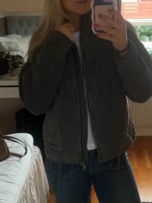 Grå jacka med dragkedja - Säljer denna gråa vårjackan! Använd ett fåtal gånger, skriv privat för mer bilder ❤️ pris kan diskuteras ❤️nypris: 600