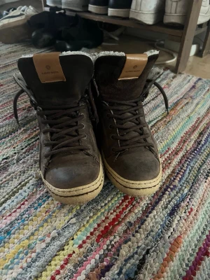 Björn Borg skor  - Ett par bruna Björn Borg skor som ser riktig bra ut med blå jeans  Ifall du har några frågor så är de bara att skriva, jag är aktiv och skickar iväg snabbt. Priset kan diskuteras