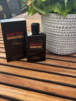 Born To Be Unforgettable by Kilian - Exklusiv parfym från Kilian, Born To Be Unforgettable, i en elegant svart glasflaska med guld- och rödfärgad text. Flaskan rymmer 50 ml Eau de Parfum och kommer i originalförpackning. 35/50ml kvar, bevis på denna mängd går att få vid pm. Nypris 1335kr mitt pris 750kr