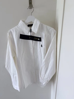 Ralph lauren skjorta - Säljer den här lite schysstare raffe skjortan nu! Säljer den riktigt billigt då passformen på den är riktigt skum🤔storleken på den här är S men sitter som sagt skumt! Hör av er vid minsta fundering! Mvh Quadra Closet!
