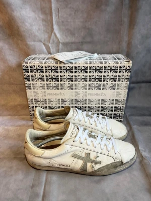 Premiata skor - Tja, säljer mima otroligt feta Premiata skor i bra skick och size 44. Tillkommer allt OG, dvs kvitto, box. Köpta för 240€ (2600kr). Säljer för endast 1590kr - KAP 🏳️