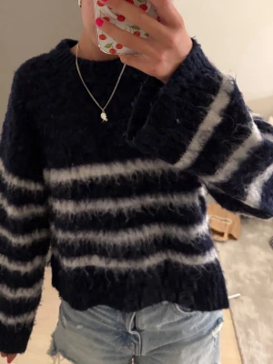 Designer Remix tröja - Mysig stickad tröja i mörkblått från  remix girls med breda vita ränder. Tröjan har en fluffig, lite luddig textur och avslappnad passform med långa ärmar och rund hals.💙🤍