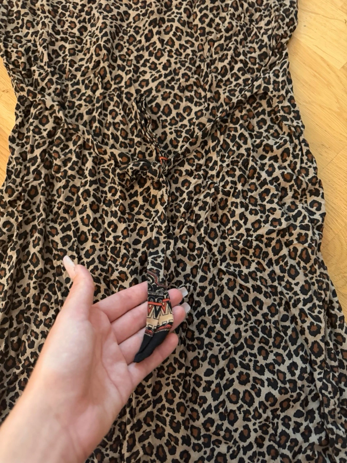 Leopardmönstrad kort klänning med knyt - 1