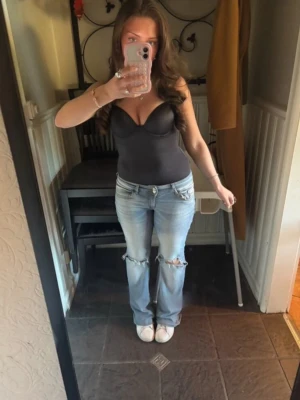 Svart body  - Säljer en svart body med bygel. Perfekt till festliga tillfällen och super snygg till jeans eller jeanskjol. 