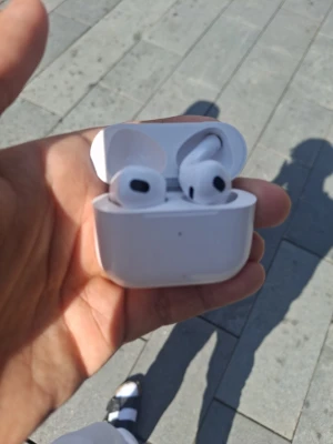 Airpods gen 3 - Säljer ett par trådlösa vita in-ear hörlurar med laddningsetui. Hörlurarna har en stilren och kompakt design med silikonproppar för bra passform. Perfekta för musik, poddar och samtal på språng.