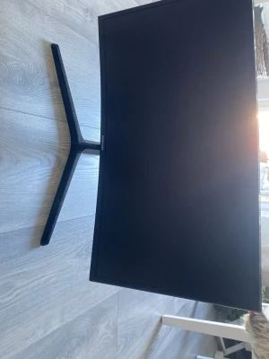 Curved monitor samsung  - Bra monitor från samsung, curved och perfekt till gaming eller arbete, och som extra skärm. Säljer billigt pga pengar behov 