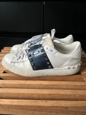 Valentino rockstud  - Tjena, säljer nu dessa riktigt snygga och populära valentino rockstud skorna, de är i använt skick, ganska smutsiga och 2 spikar har lossnat, box, dustbag, kuvert och kvitto ingår, det är även replacment snören påsatta, hör av er vid frågor och funderingar🙌🤝 