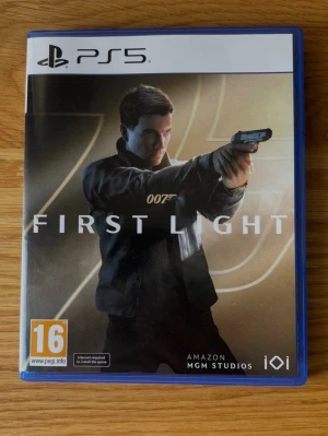 PS5 007 First Light - Snyggt actionspel till PS5 där du spelar som James Bond i ett nytt äventyr. Omslaget är svart och guld med Bond i fokus, beväpnad och redo för uppdrag. Spelet är utvecklat av IO Interactive och har stöd för Ultra HD. Perfekt för dig som gillar spionaction och äventyr.   Pris3r kan diskuteras vid snabbaffär! 