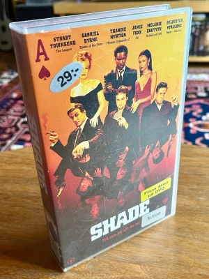 Ex-rental VHS-film Shade - Ex-rental VHS-film med den stjärnspäckade filmen Shade med bland annat Sylvester Stallone, Jamie Foxx och Thandie Newton. Detta ex kommer charmigt från Video City i Kortedala