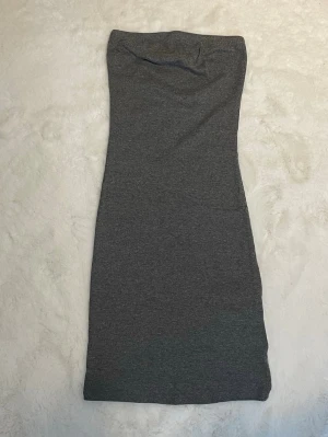 Grå tubklänning - En grå tubklänning från Gina Tricot, storlek XS.