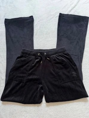 Svarta mjukisbyxor från Juicy Couture - Svarta mjukisbyxor från Juicy Couture. Storleken står att dem är 14/15 men de passar som S