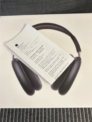 Apple AirPods Max - Snygga och moderna Apple AirPods Max i svart/grå färg. Over-ear design med mjuka öronkuddar och metallbyglar. Levereras med Smart Case för enkel förvaring. Perfekta för musik, gaming eller film med grym ljudkvalitet och stilren look.