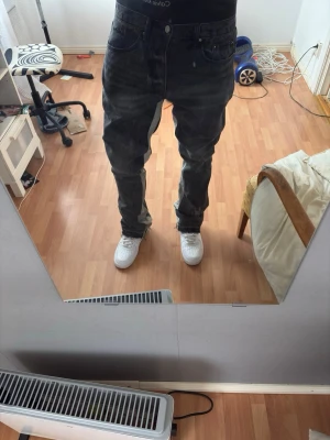 Mnml Flare jeans - Flared jeans användt ett tag men ser precis ut som helt nya.