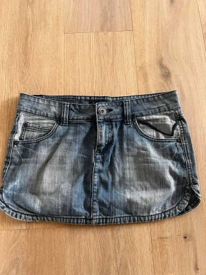 Lågmidjad kjol - Snygg jeanskjol från only i perfekt skick! 