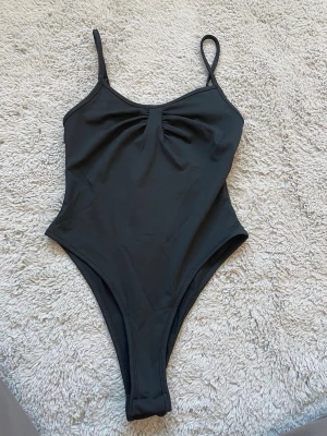 body - säljer denna fina body. minns tyvärr inte vart den är från men den är i storlek xs. den är aldrig använd. man kan justera banden❣️❣️❣️
