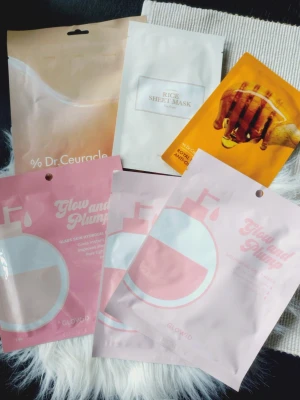 Mix av ansiktsmasker 6st Glowid & Dr.Ceuracle I'm from Sheetmasks Glowid Glow and Plump Glass Skin Hydrogel Mask - Säljer ett kit med 6st ansiktsmasker från Glowid och Dr.Ceuracle och I'm from . Innehåller bland annat Glow and Plump sheet masks i rosa förpackning, Royal Vita Propolis antioxidant mask i gul förpackning och Rice Sheet Mask i vit förpackning. Perfekt för dig som vill boosta huden med fukt och lyster.