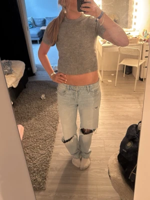 Grå stickad t-shirt från Zara ❣️ - Säljer en stickad tröja från Zara. Den är i mycket bra skick och lite kortare för en mer elegant stil!