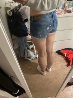  Korta jeansshorts med slitningar - Säljer ett par blå jeansshorts med slitna detaljer. Perfekta för sommaren! Kan diskutera pris!🩷