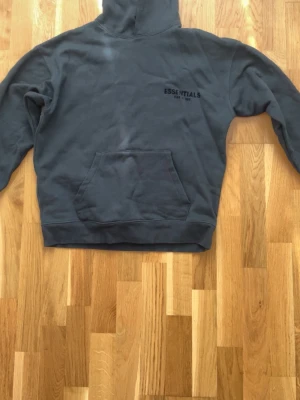  Essentials Hoodie  - Svart Essentials Hoodie, inga defekter, storlek xs men passar S . 