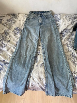 Ljusblå jeans  - Säljer ett par ljusblå jeans. Pris kan diskuteras!!
