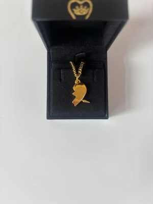 Maria Nilsdotter halsband  - Super fint halsband från Maria Nilsdotter som är använt fåtal gånger. Säljer då det ej kommer till användning. Halsbandet har inga defekter💕Jag är lite osäker på vad det är för längd men skulle gissa att det är 45😃