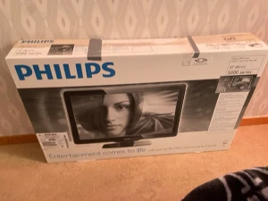 Philips 32'' LCD-TV 5000-serien - Säljer en Philips 32-tums LCD-TV från 5000-serien. TV:n har en klassisk svart rektangulär design med bred fot och tydlig Philips-logga. Perfekt för filmkvällar eller gaming. Levereras i originalkartong.