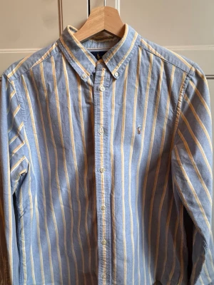 Ralph Lauren skjorta - Ralph Lauren skjorta köpt på NK För 4 år sen. Storlek 18-20 år men passar S/M. Väldigt bra skick. 