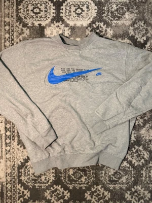 Grå Nike tröja - Säljer nu en väldigt snygg grå nike tröja. Skicket är väldigt bra och har en lite mer boxy fit. Skriv för mer bilder eller med den på. Pris kan diskuteras!