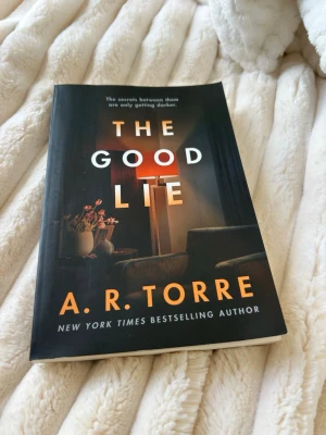 The Good Lie av A. R. Torre - En spännande pocketbok på engelska, 'The Good Lie' av A. R. Torre. Perfekt för dig som gillar psykologiska thrillers och deckare.