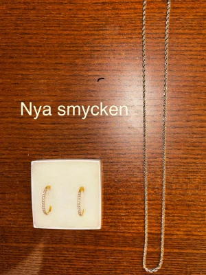Nya smycken billigt - Jag säljer ett par örhängen i rostfritt stål med 18 karats guld plätering och en cordell kedja i rostfritt stål. Pris i affären var 199&299 kr                     Mitt pris endast 200 för båda tillsammans 
