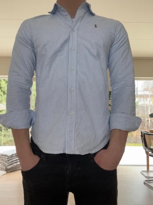 Ralph Lauren Randig Skjorta - Jättefin Randig skjorta i ljusblå och vit | Jättefint skick.  Qr-koden är urtvättad och går ej att skanna.                          Serienummer finns på baksida |         Modellen är 181cm, 73kilo.                                      Hör av dig vid frågor!🫶