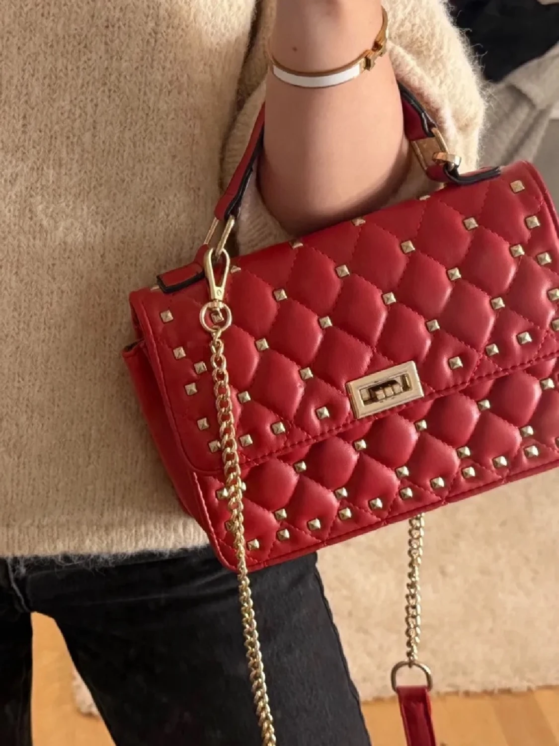 Röd quiltad handväska med nitar