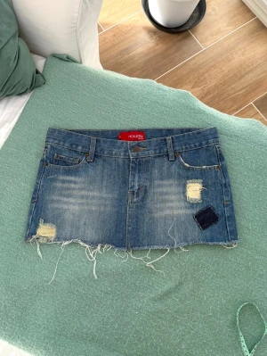 Hollister vintage lågmidjad kjol - Storlek ”5” ~ M. Rakt över midjemått: 41cm. Skickas inom 24h. Se liknande plagg i min profil!