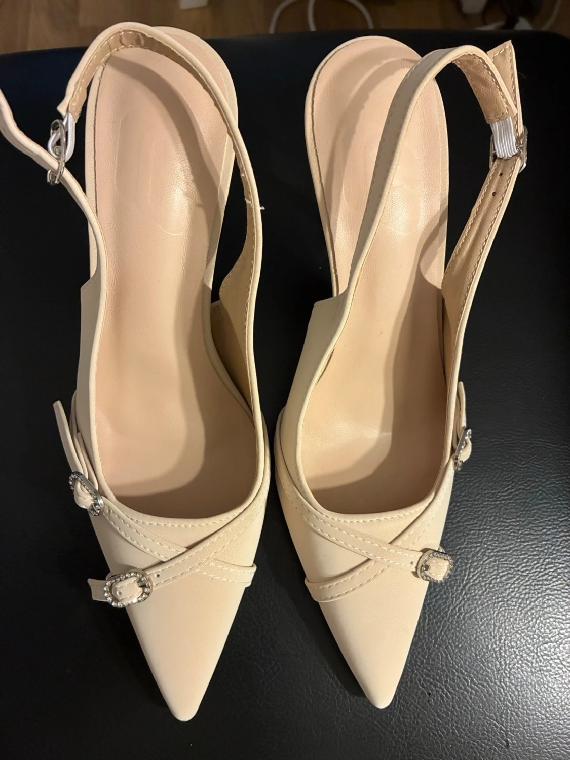 Beige pumps med smala remmar