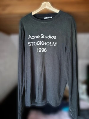 Acne studios long sleeve - Äkta acne studios long sleeve med tagg kvar. Tröjan har använts men har inga defekter eller liknande. Storlek L. Har kvitto 🧾 