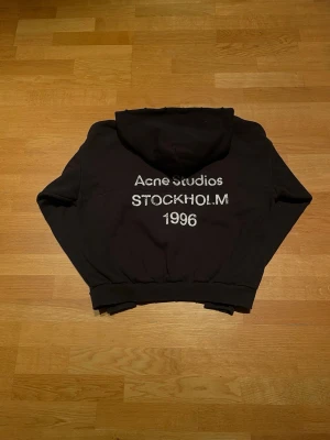 Acne Studio Hoodie - Säljer denna ursnygga svarta  acne studio hoodie i storlek M. Hoodien är inprincip oanvänd och är fortfarande i nyskick. Kvitto finns, hör av dig vid frågor eller liknande.🫶🏼  Kan tänka mig att gå ner i pris vid snabb affär!!