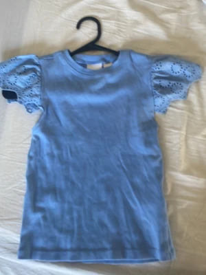 Kläd packet tre tröjor - Hej jag säljer tre stycken toppar två stycken från Gina och en från Cubus dom är mycket fina och i bra skick man kan få köpa nån av dom istället för alla om man inte vill ha alla tre tröjorna