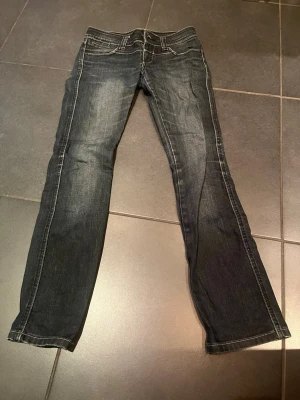 Snygga raka jeans - Jättesnygga raka jeans. Innerbenslängden är 78 cm och midjemåttet rakt över är 37 cm💕