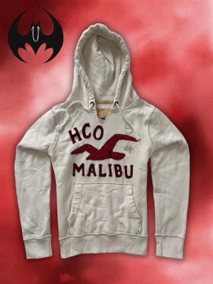 Vintage Hollister Hoodie - Säljer ett par Vintage Hollister Hoodie i storlek S | Mycket bra skick, lite fläck i snöre som syns inte | Längd: 66cm Bröstvidd: 54cm Armlängd: 68cm | Lägg endast bud med avsikt att köpa, inga fördröjning!