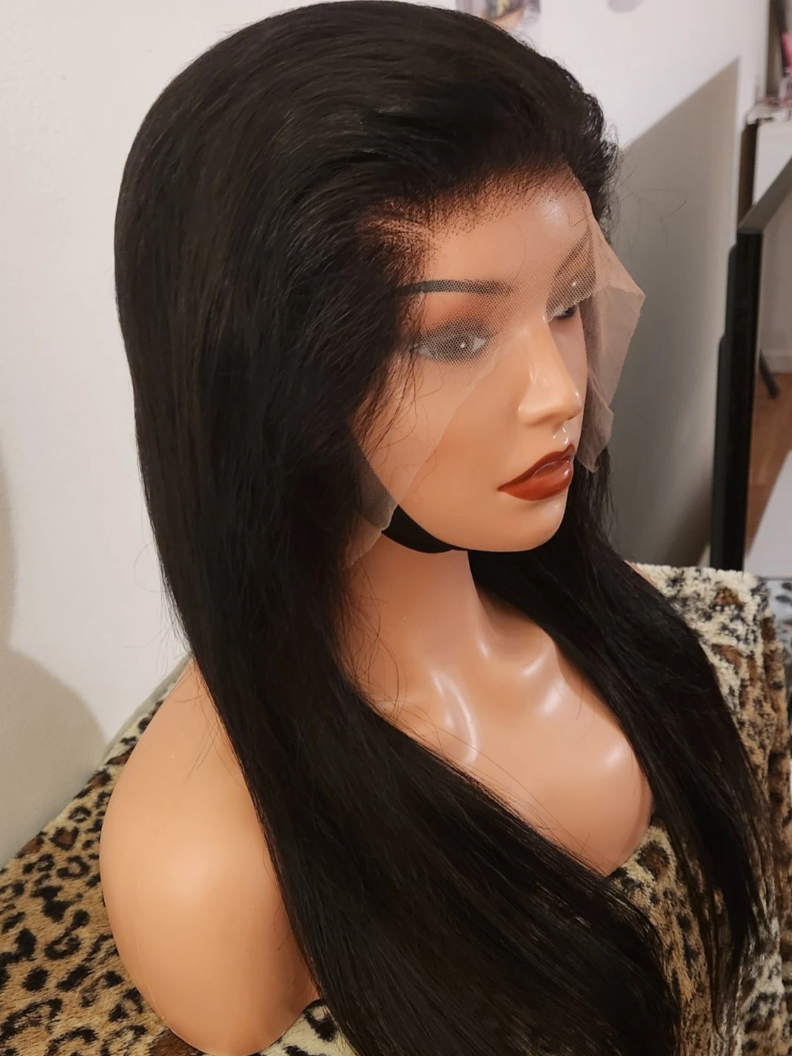 Svart rak peruk med mittbena