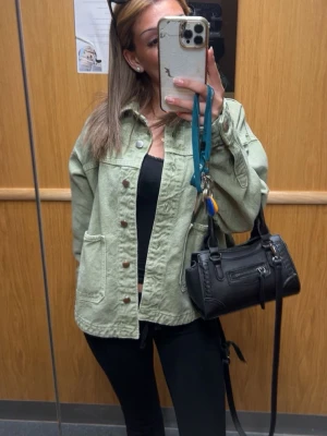 Zara grön jeansjacka  - En snygg grön jeansjacka från Zara i storlek Xs, knappt använd 💕