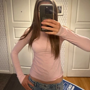 Ljusrosa långärmad topp H&M - En enkel och stilren ljusrosa långärmad topp från H&M. Modellen är figurnära med rund halsringning och tillverkad i mjuk bomull. Jätte skön tröja!! Fin ljusrosa färg. Passar till allt. Pris kan diskuteras. Skriv om du har frågor💕