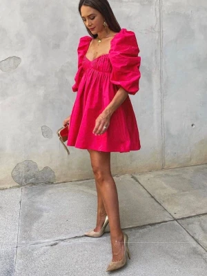 Rosa/röd puffärmad klänning - Supersnygg miniklänning med puffärmar från Zara. Klänningen är i storlek S och i jättebra skick då den inte kommit till användning💕