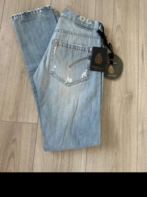 Ljusblå jeans från DonDup - Säljer helt par nya jeans! Tar imot bud vid snabb affär! Skick 10/10! Vid frågor är det bara att höra av sig försöker frakta såfort som möjligt! Sitter slim!