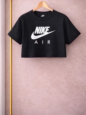 Svart croppad Nike Air t-shirt - Snygg svart croppad t-shirt från Nike med stort vitt Nike Air-tryck på bröstet. Klassisk rund halsringning och korta ärmar. Perfekt för en sportig och trendig look.