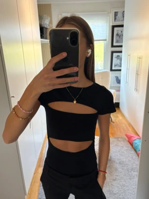 Svart body med cut-outs - Svart snygg body med cut-outs 
